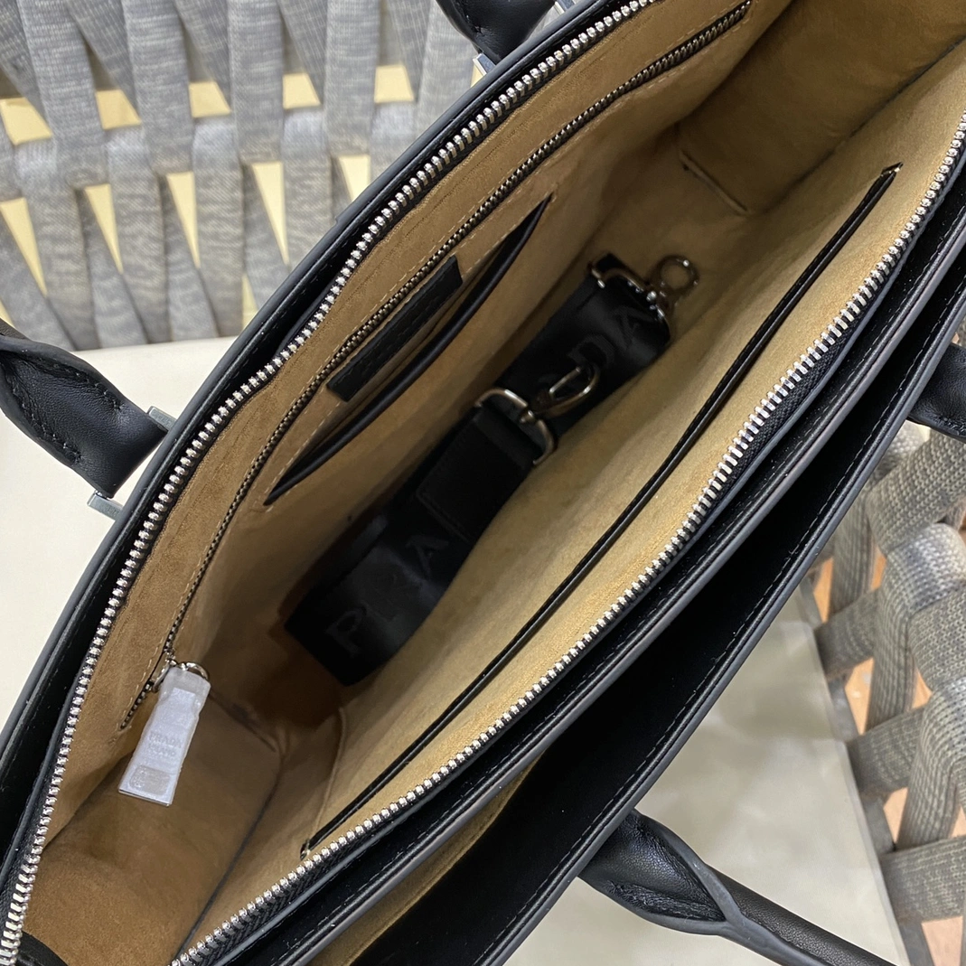 Trendsetting 5329 Prada AAA Man Handbags