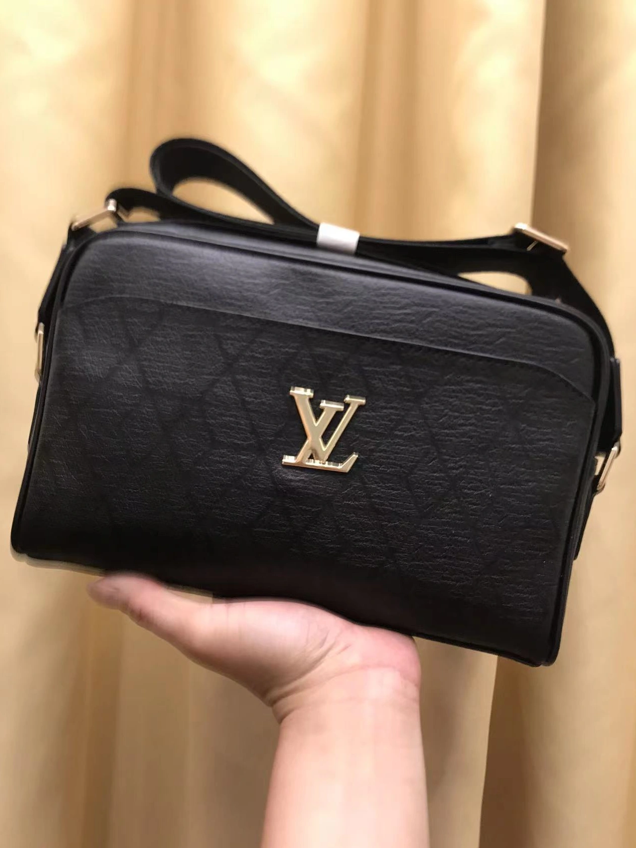 Trendsetting 5517 Louis Vuitton AAA Man Messenger Bags
