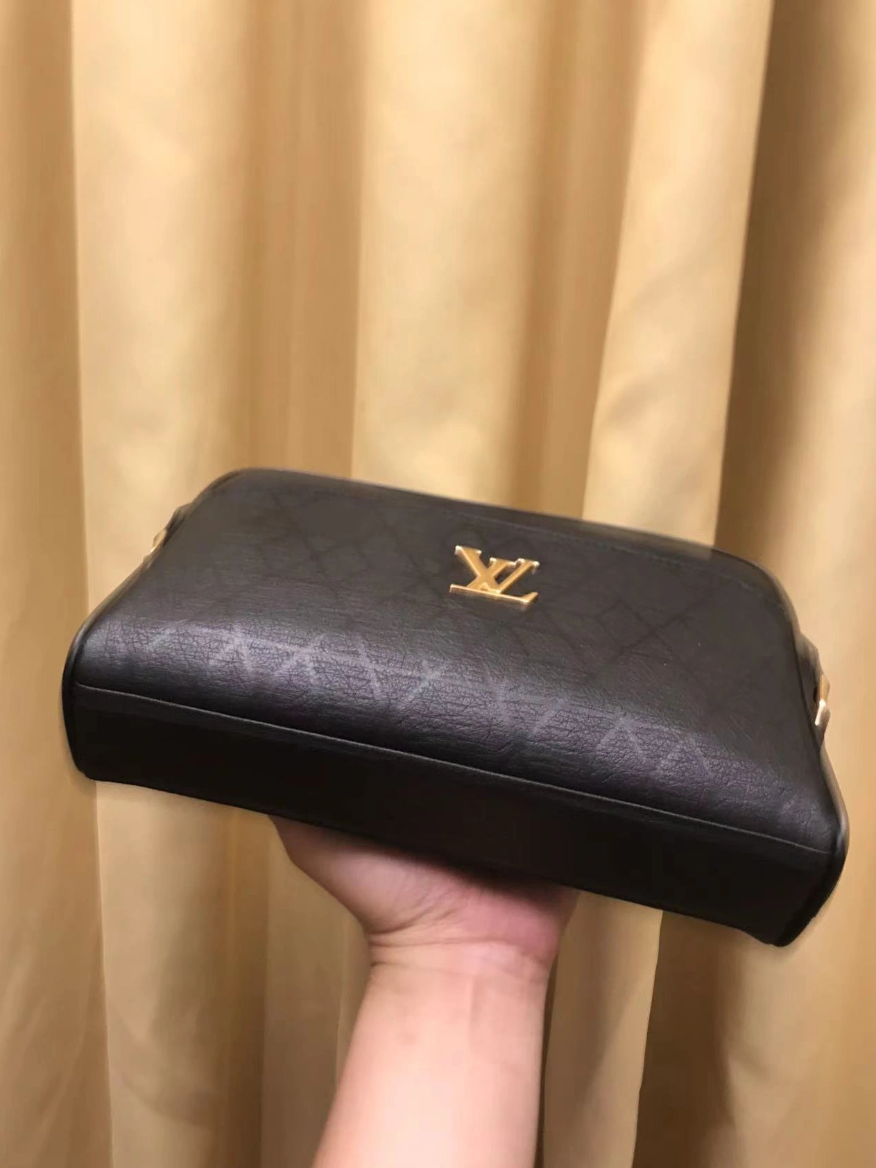 Trendsetting 5517 Louis Vuitton AAA Man Messenger Bags