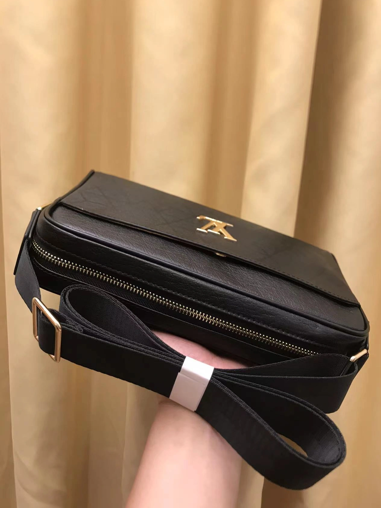 Trendsetting 5517 Louis Vuitton AAA Man Messenger Bags