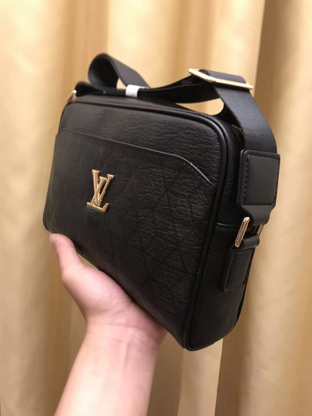 Trendsetting 5517 Louis Vuitton AAA Man Messenger Bags