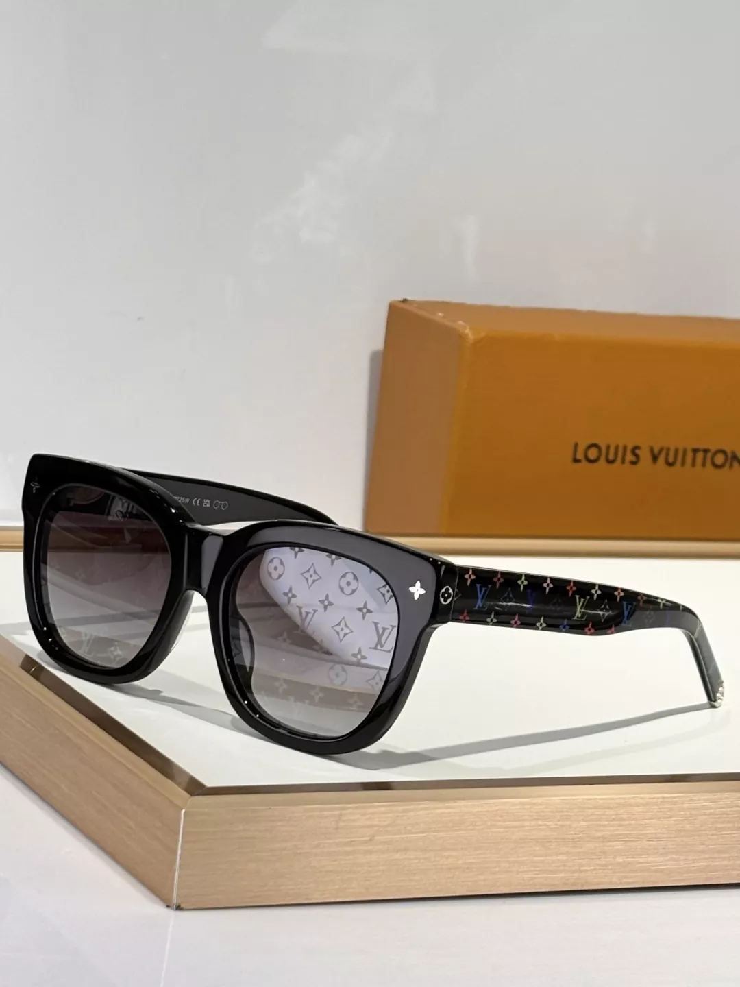 Trendsetting 554 Louis Vuitton AAA Quality Sunglasses