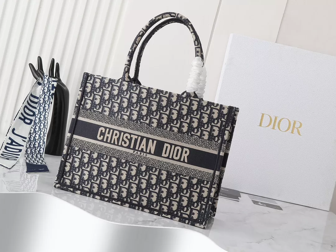 Trendsetting 567 Christian Dior AAA Quality Tote-Handbags For Women