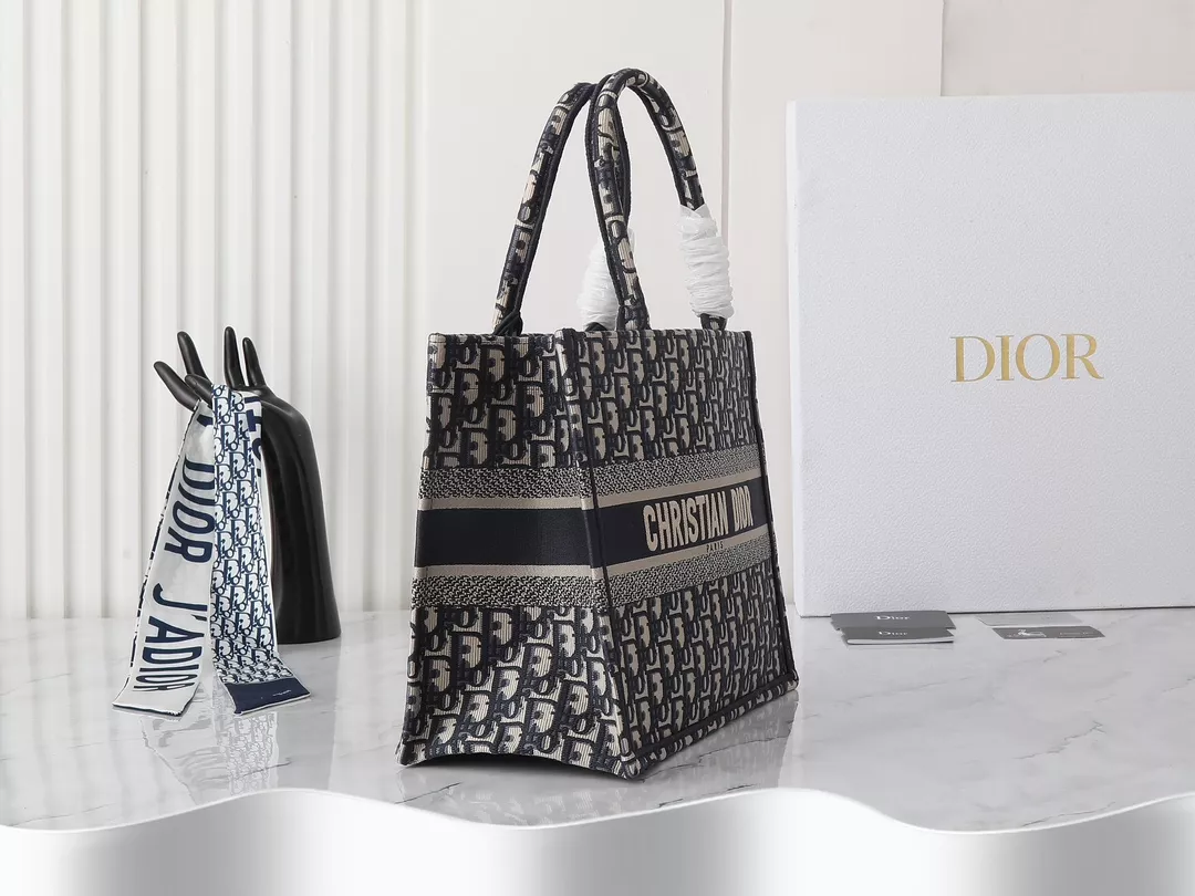 Trendsetting 567 Christian Dior AAA Quality Tote-Handbags For Women