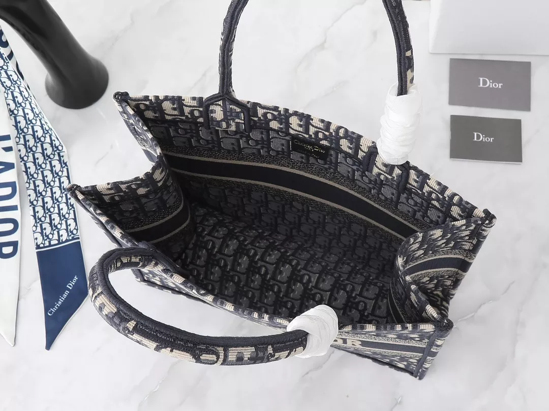 Trendsetting 567 Christian Dior AAA Quality Tote-Handbags For Women