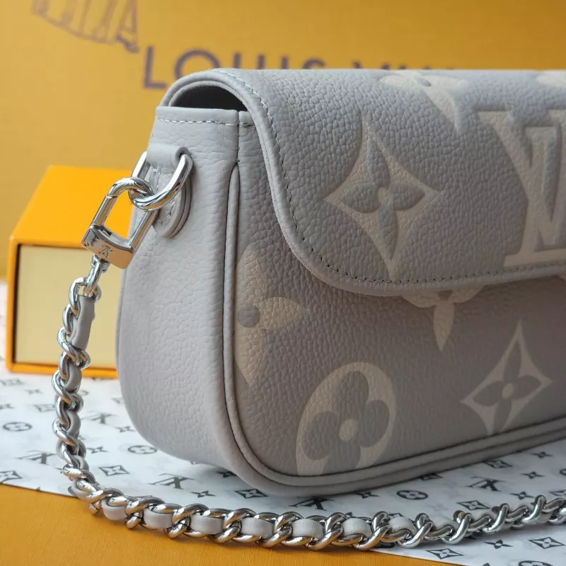 Trendsetting 7130 Louis Vuitton AAA Quality Messenger Bags For Women