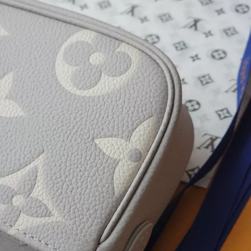 Trendsetting 7130 Louis Vuitton AAA Quality Messenger Bags For Women
