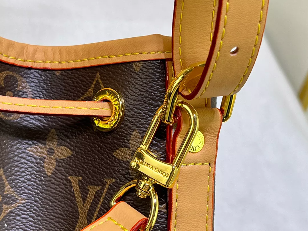 Trendsetting 7580 Louis Vuitton AAA Quality Messenger Bags For Women