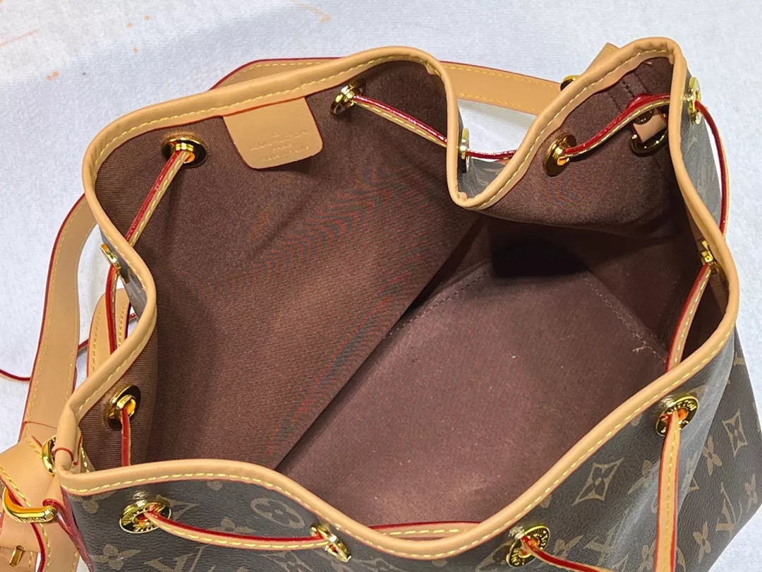 Trendsetting 7580 Louis Vuitton AAA Quality Messenger Bags For Women