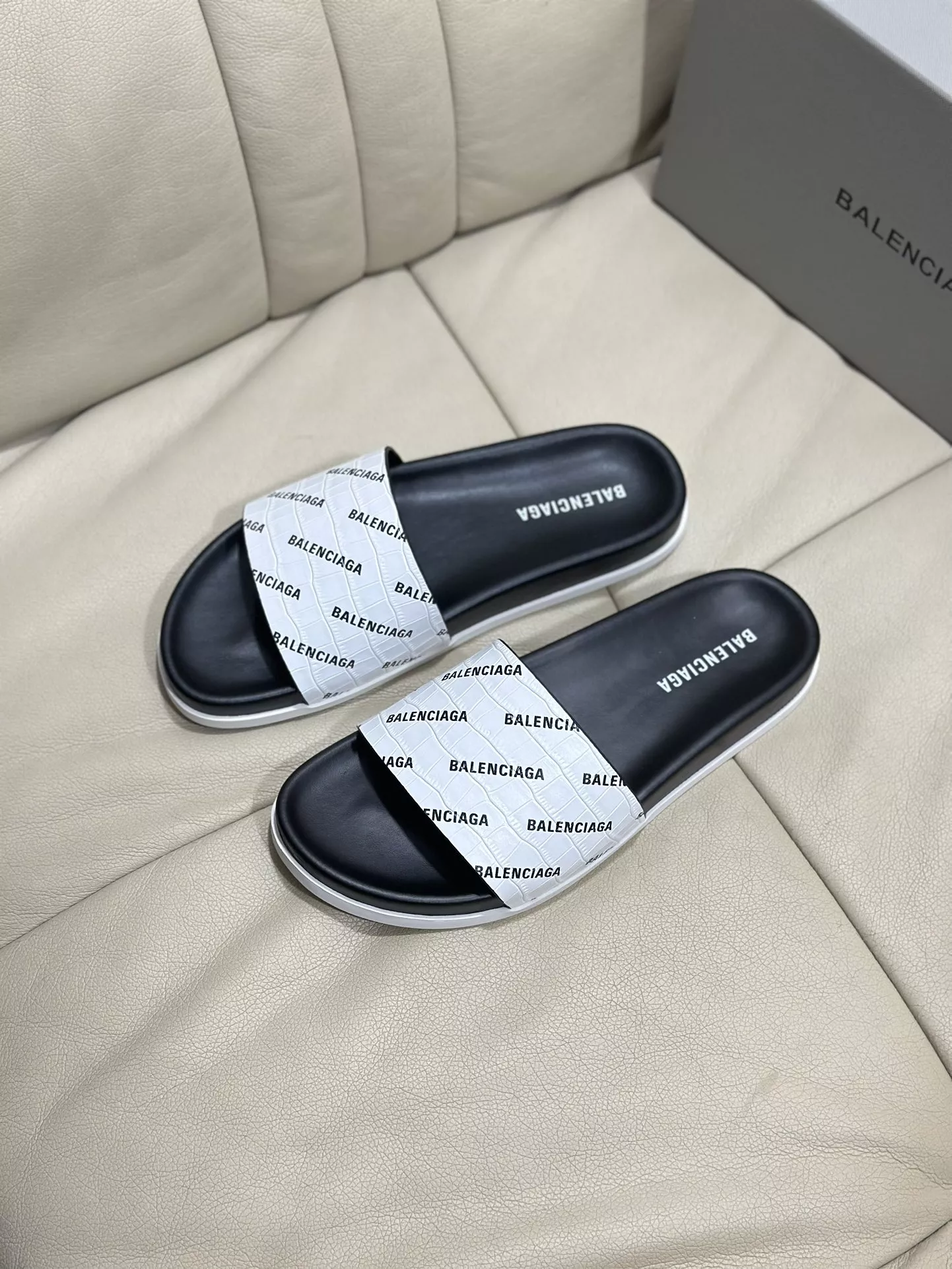 Trendsetting 7997 Balenciaga Slippers For Men