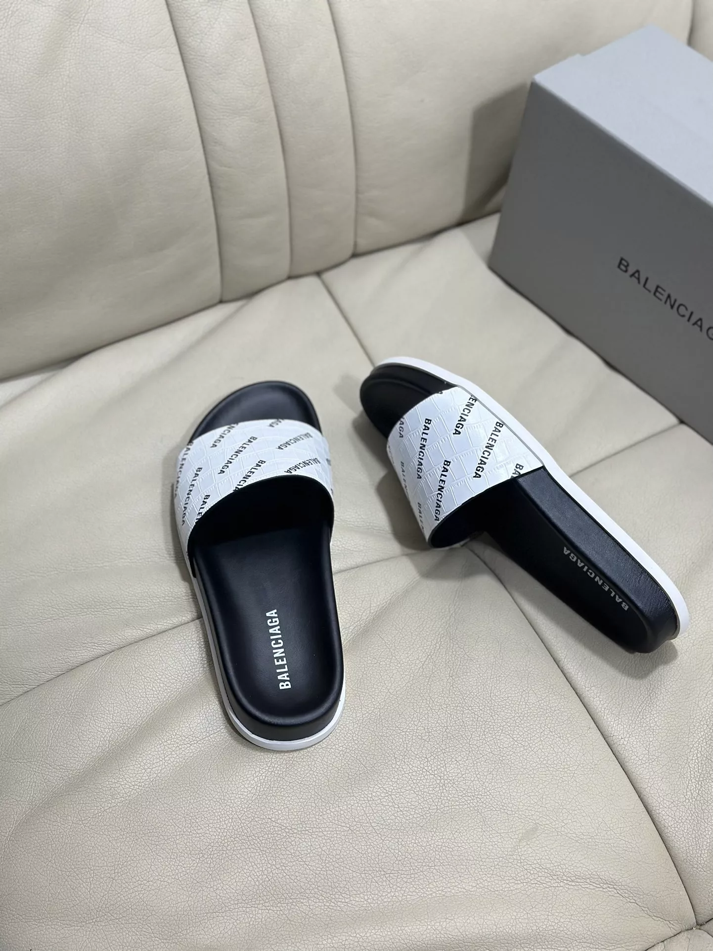 Trendsetting 7997 Balenciaga Slippers For Men