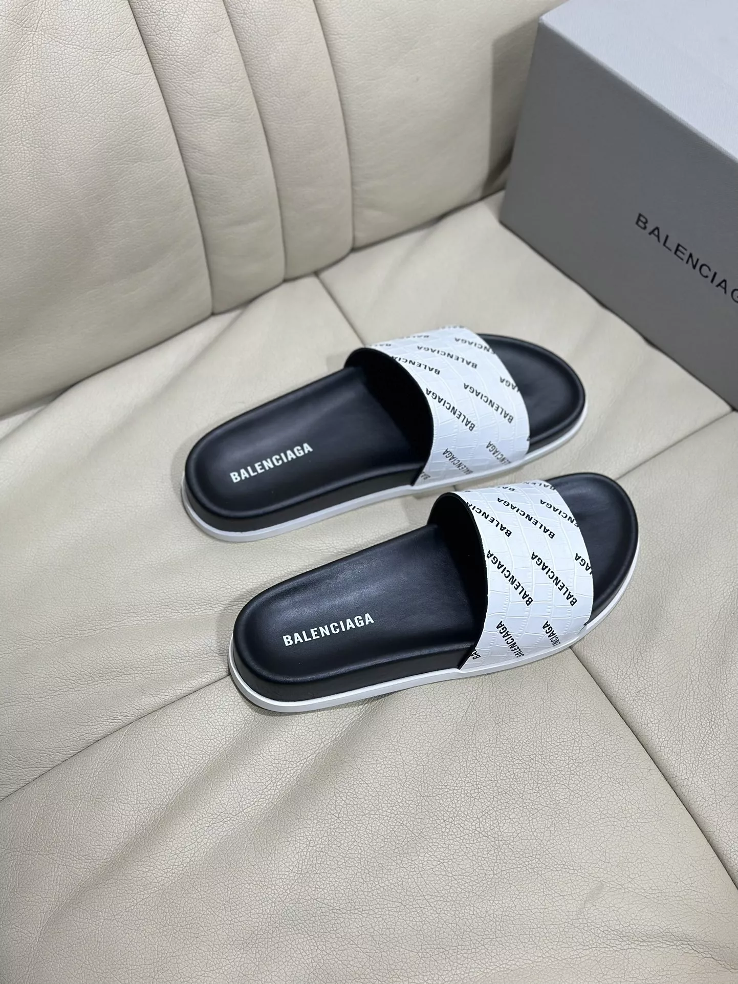 Trendsetting 7997 Balenciaga Slippers For Men