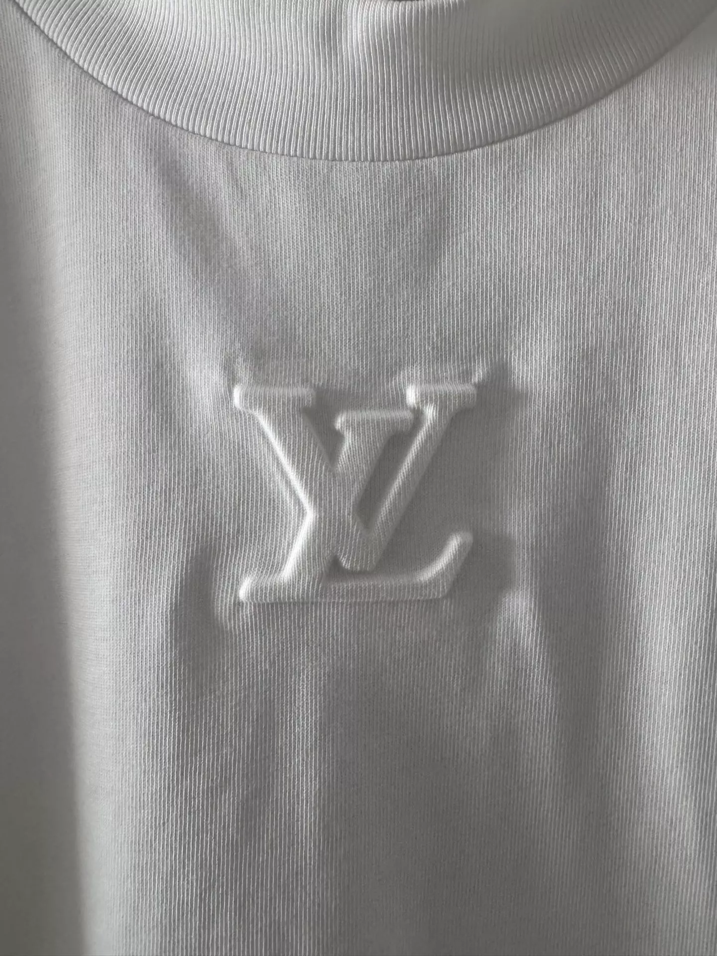 Trendsetting 8547 Louis Vuitton LV T-Shirts Short Sleeved For Unisex