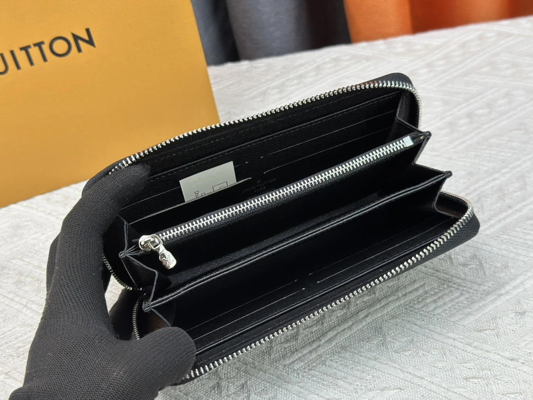 Trendy 1312 Louis Vuitton LV Card Case For Unisex