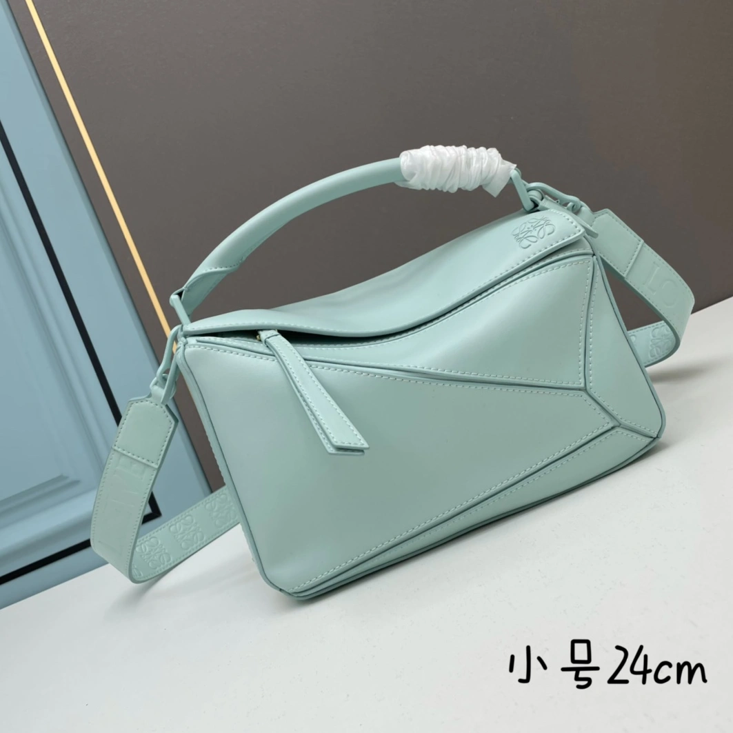 Trendy 189 LOEWE AAA Quality Messenger Bags For Women