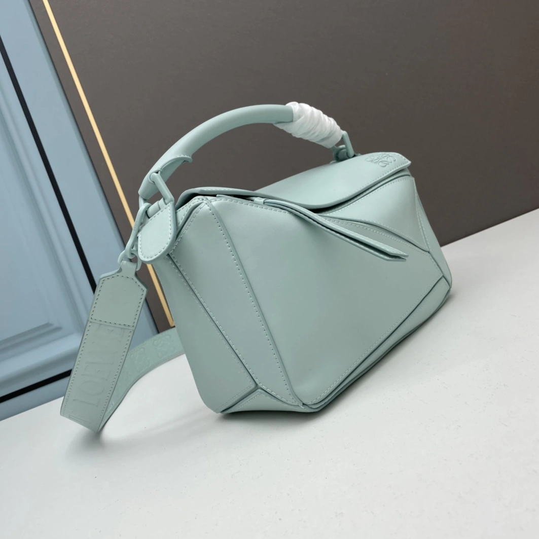 Trendy 189 LOEWE AAA Quality Messenger Bags For Women