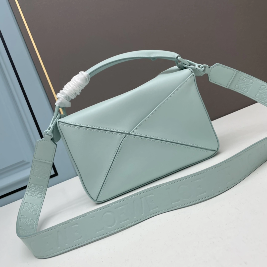 Trendy 189 LOEWE AAA Quality Messenger Bags For Women
