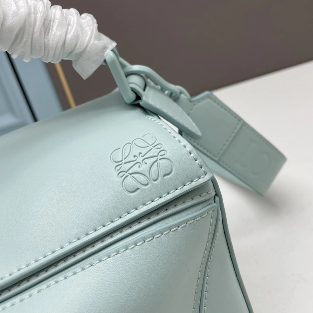 Trendy 189 LOEWE AAA Quality Messenger Bags For Women