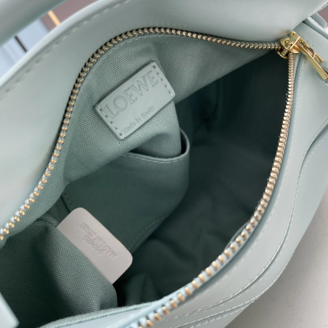 Trendy 189 LOEWE AAA Quality Messenger Bags For Women