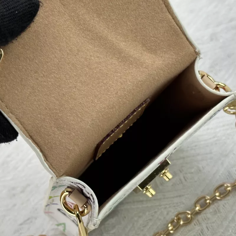 Trendy 1897 Louis Vuitton Messenger Bags For Women