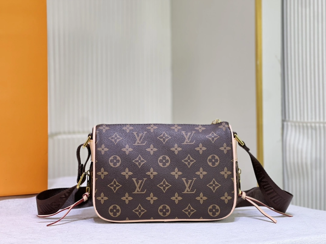 Trendy 2061 Louis Vuitton AAA Quality Messenger Bags For Women