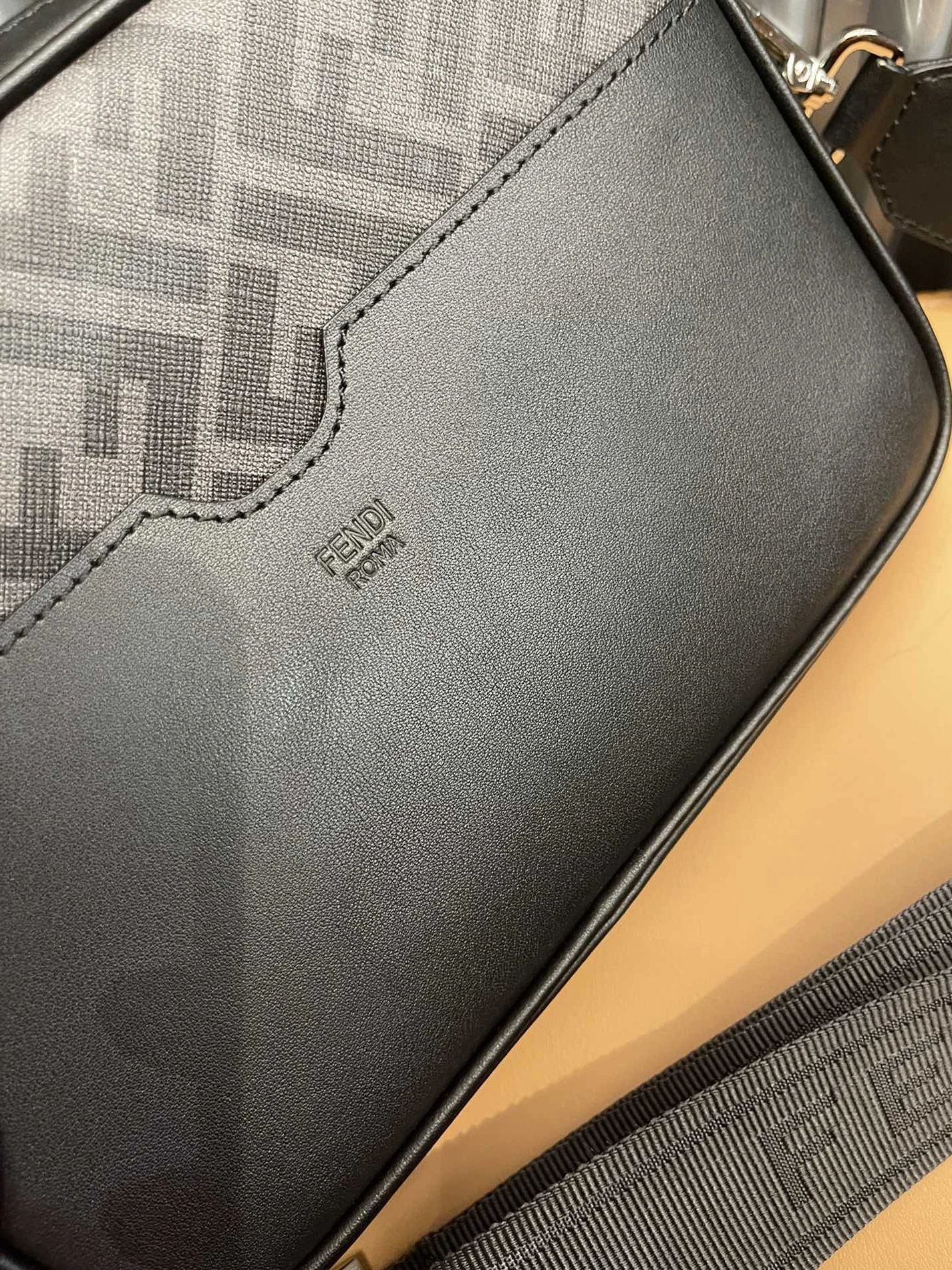 Trendy 2099 Fendi AAA Man Messenger Bags