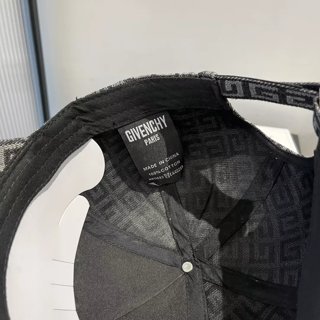 Trendy 2444 Givenchy Caps
