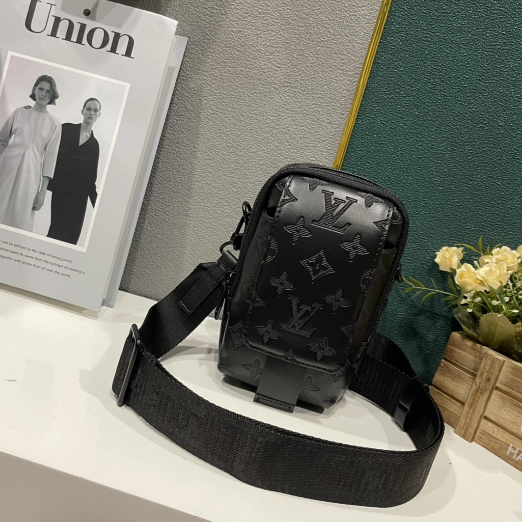 Trendy 4319 Louis Vuitton AAA Man Messenger Bags