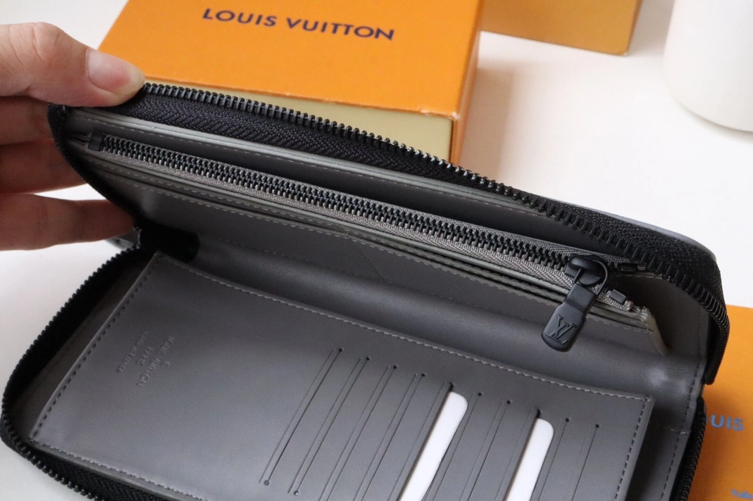 Trendy 4813 Louis Vuitton AAA Man Wallets
