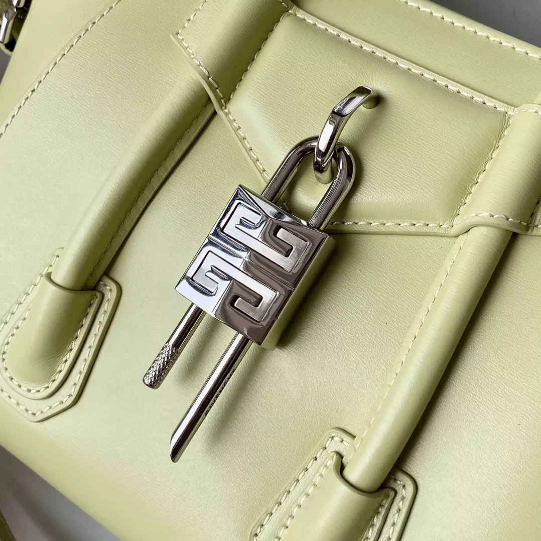 Trendy 6334 Givenchy AAA Quality Handbags For Women