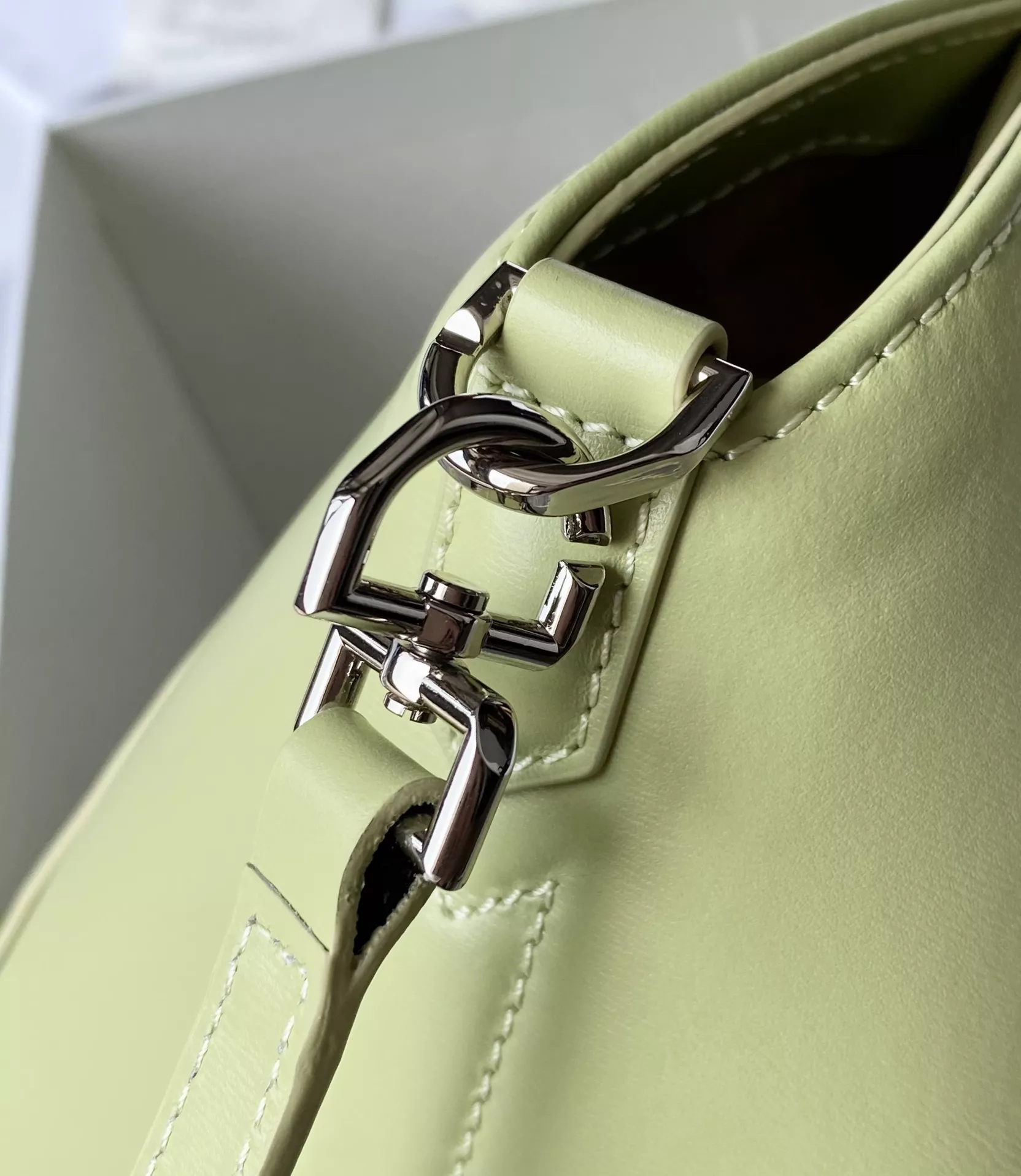 Trendy 6334 Givenchy AAA Quality Handbags For Women