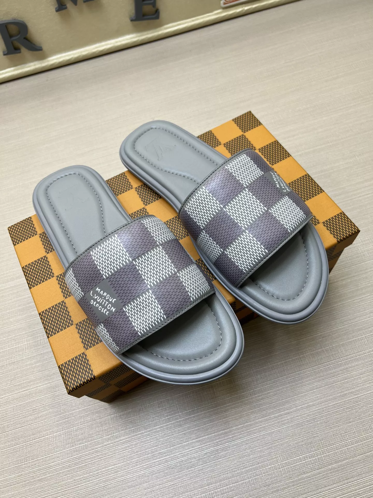 Trendy 9964 Louis Vuitton Slippers For Men