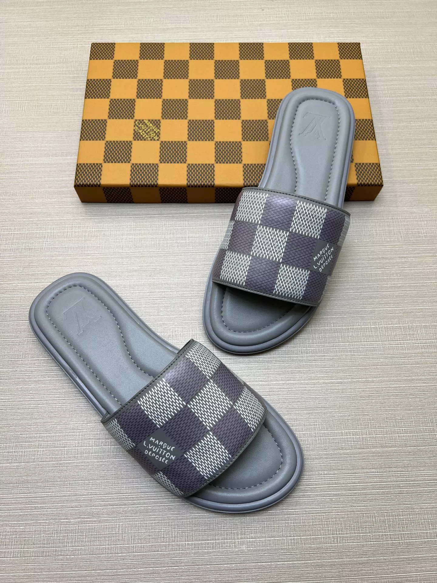Trendy 9964 Louis Vuitton Slippers For Men