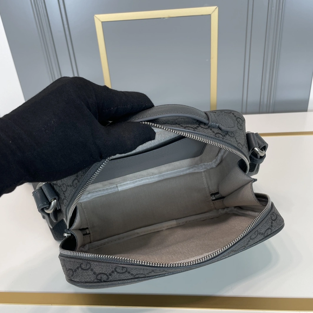 Unique 125 Gucci AAA Man Messenger Bags