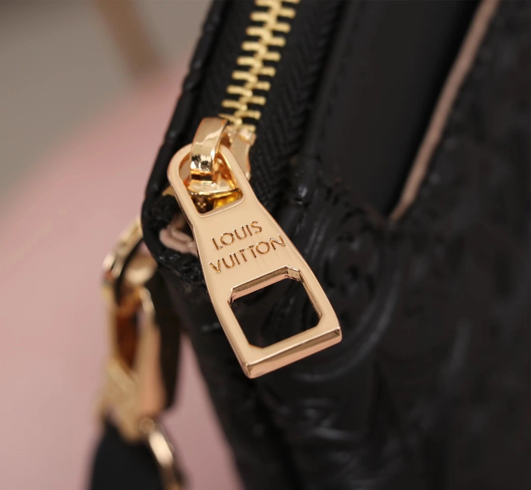 Unique 1526 Louis Vuitton AAA Man Wallets
