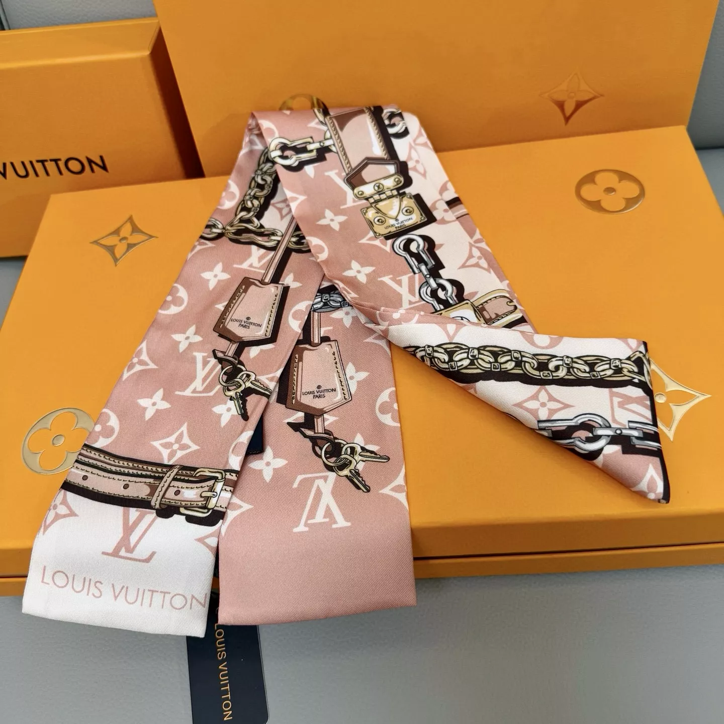 Unique 1722 Louis Vuitton Silk Scarf