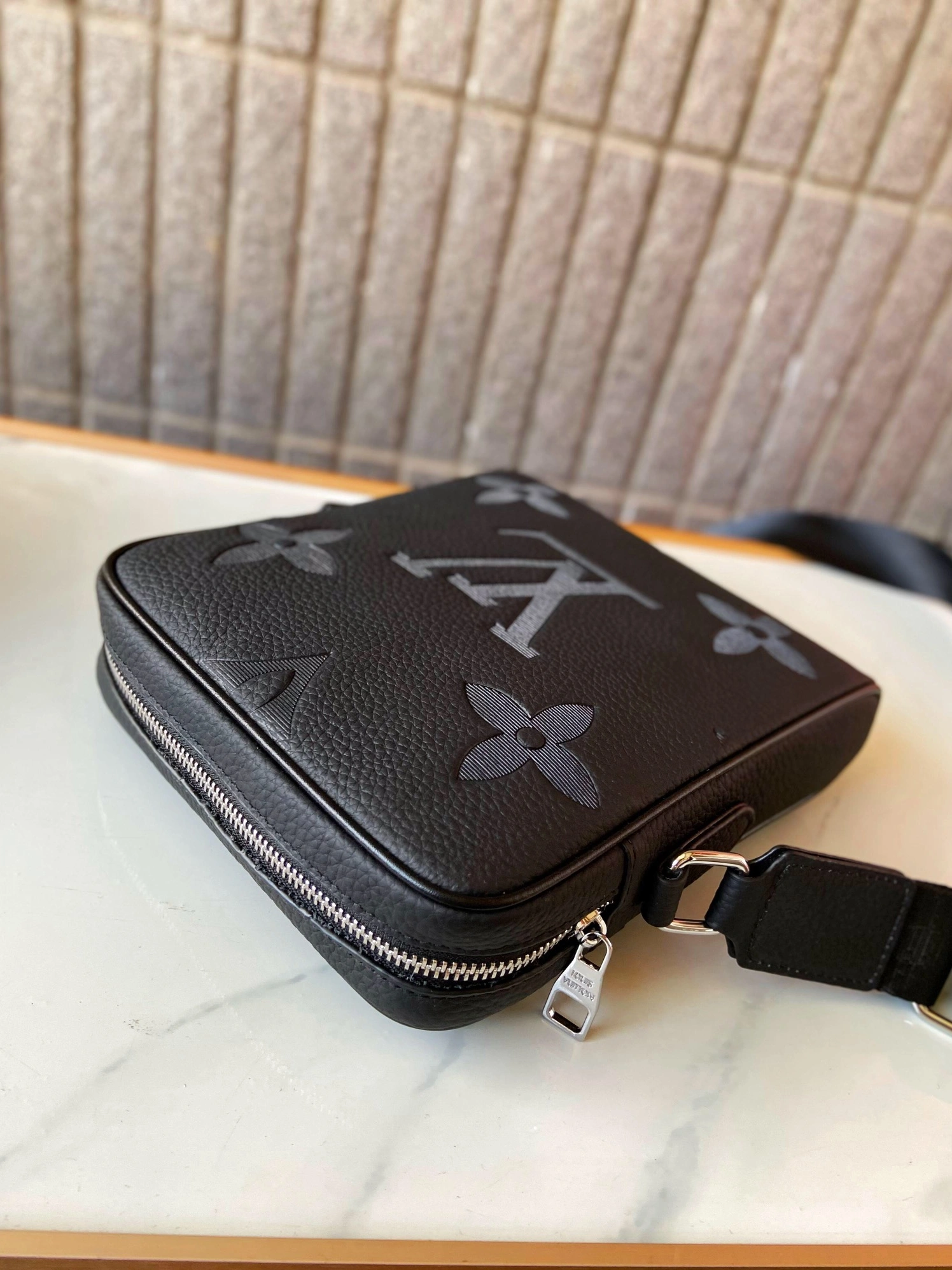 Unique 2081 Louis Vuitton AAA Man Messenger Bags