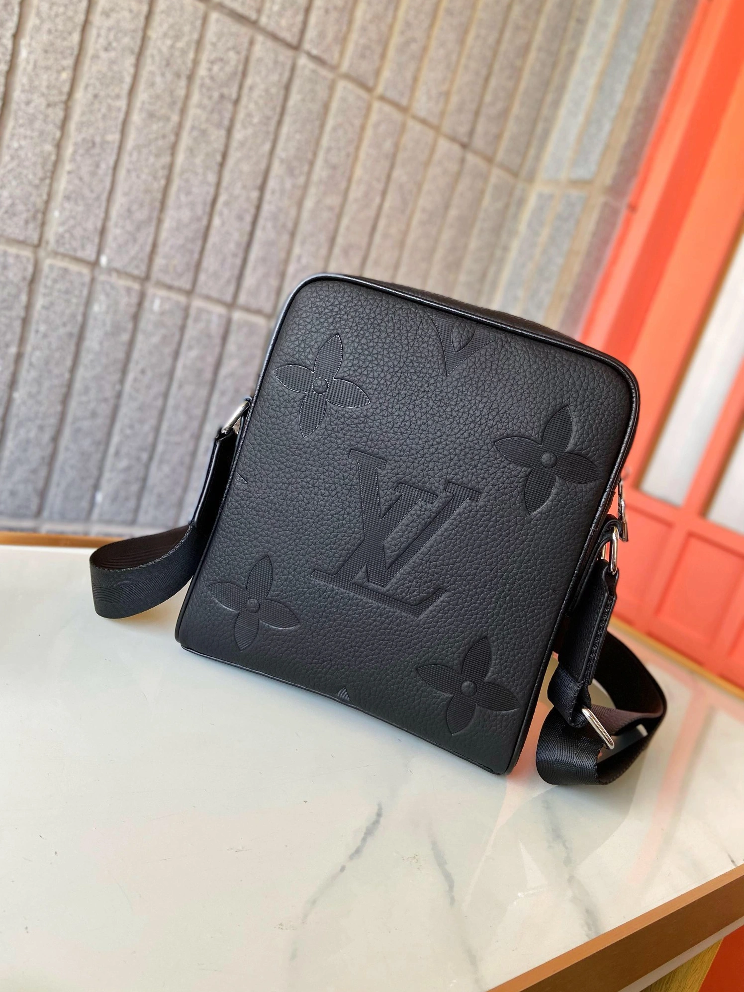 Unique 2081 Louis Vuitton AAA Man Messenger Bags