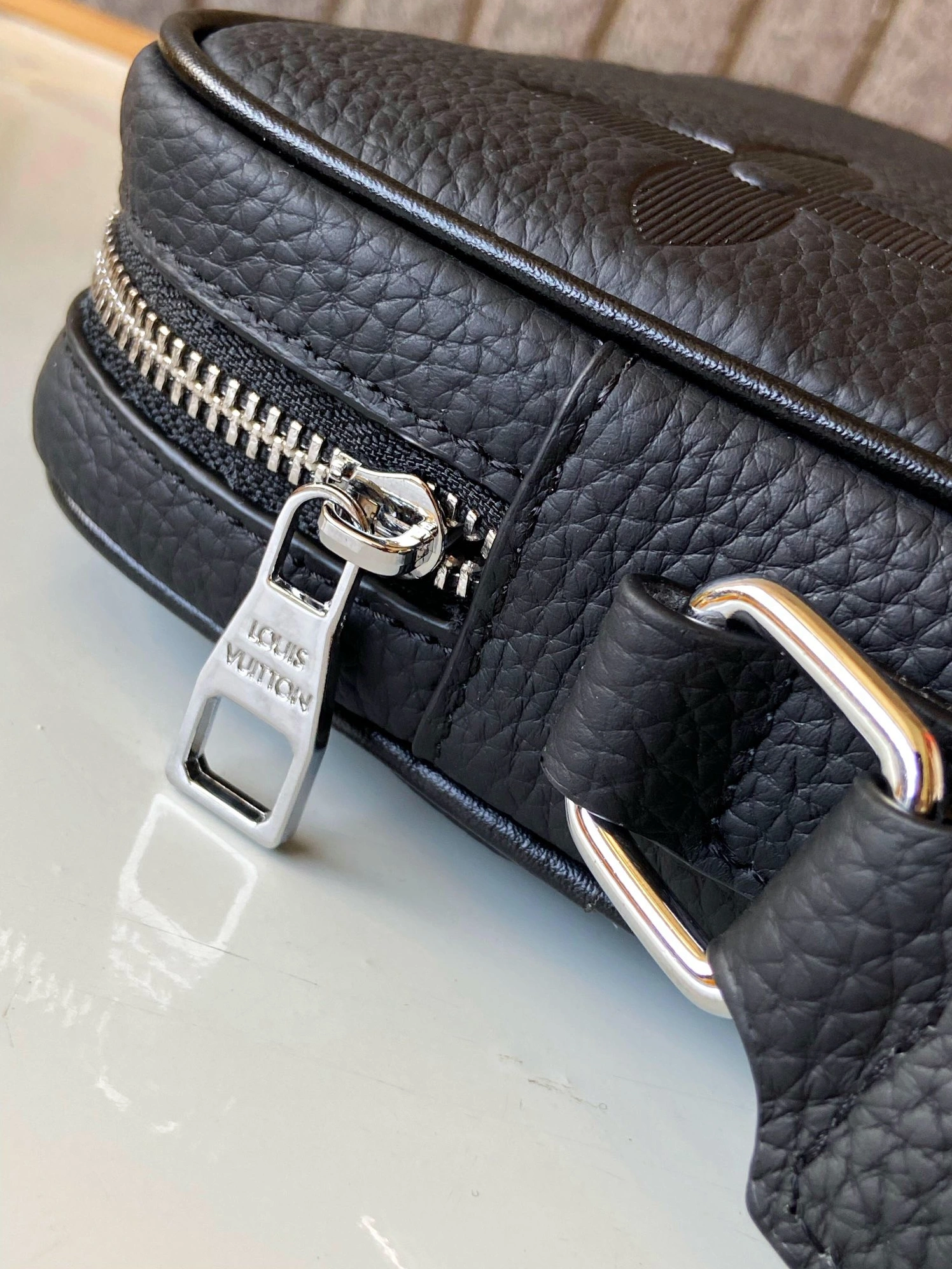 Unique 2081 Louis Vuitton AAA Man Messenger Bags