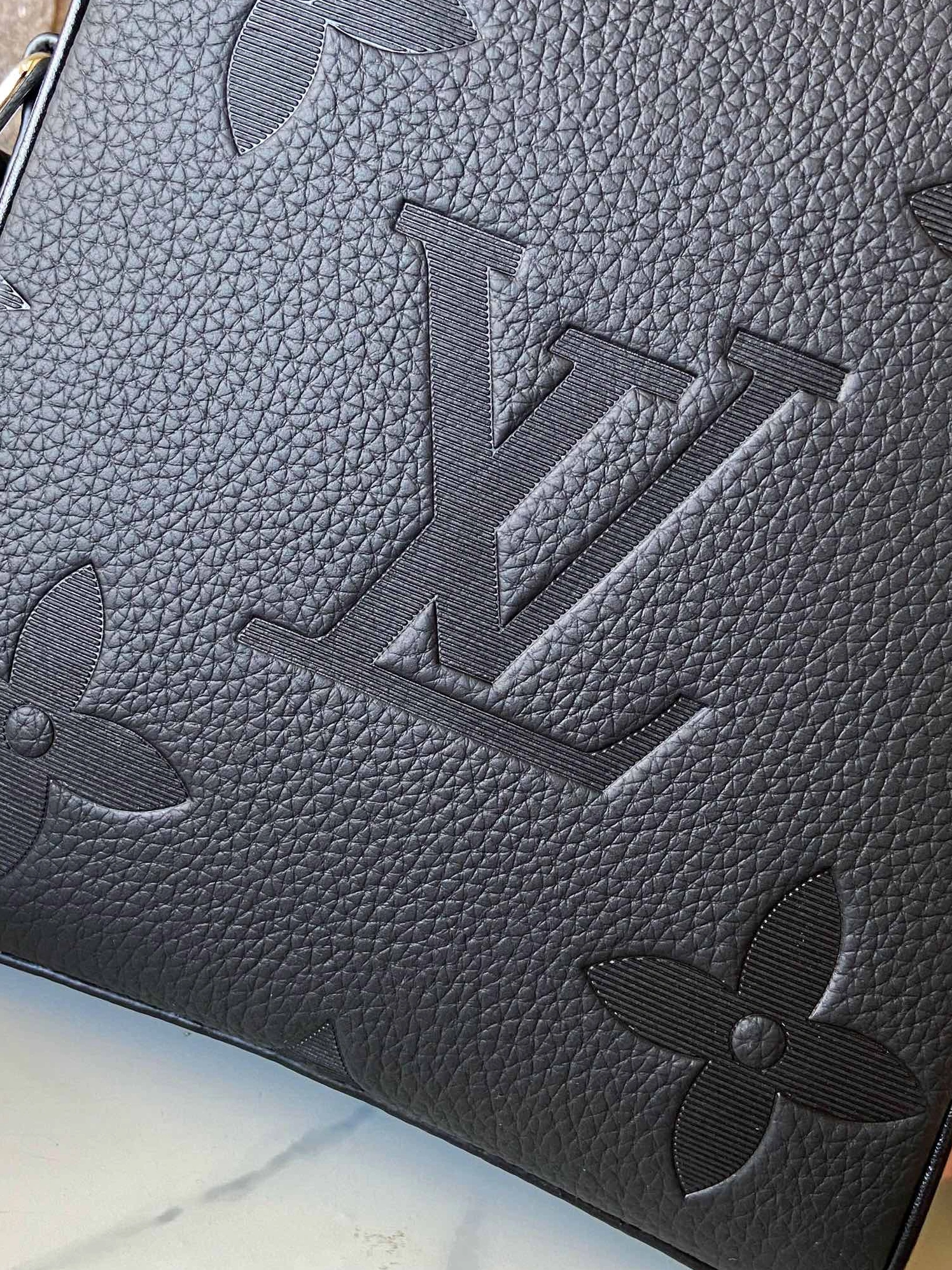 Unique 2081 Louis Vuitton AAA Man Messenger Bags