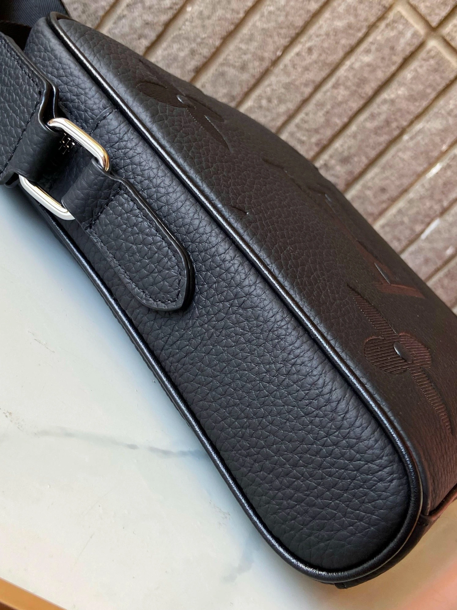 Unique 2081 Louis Vuitton AAA Man Messenger Bags
