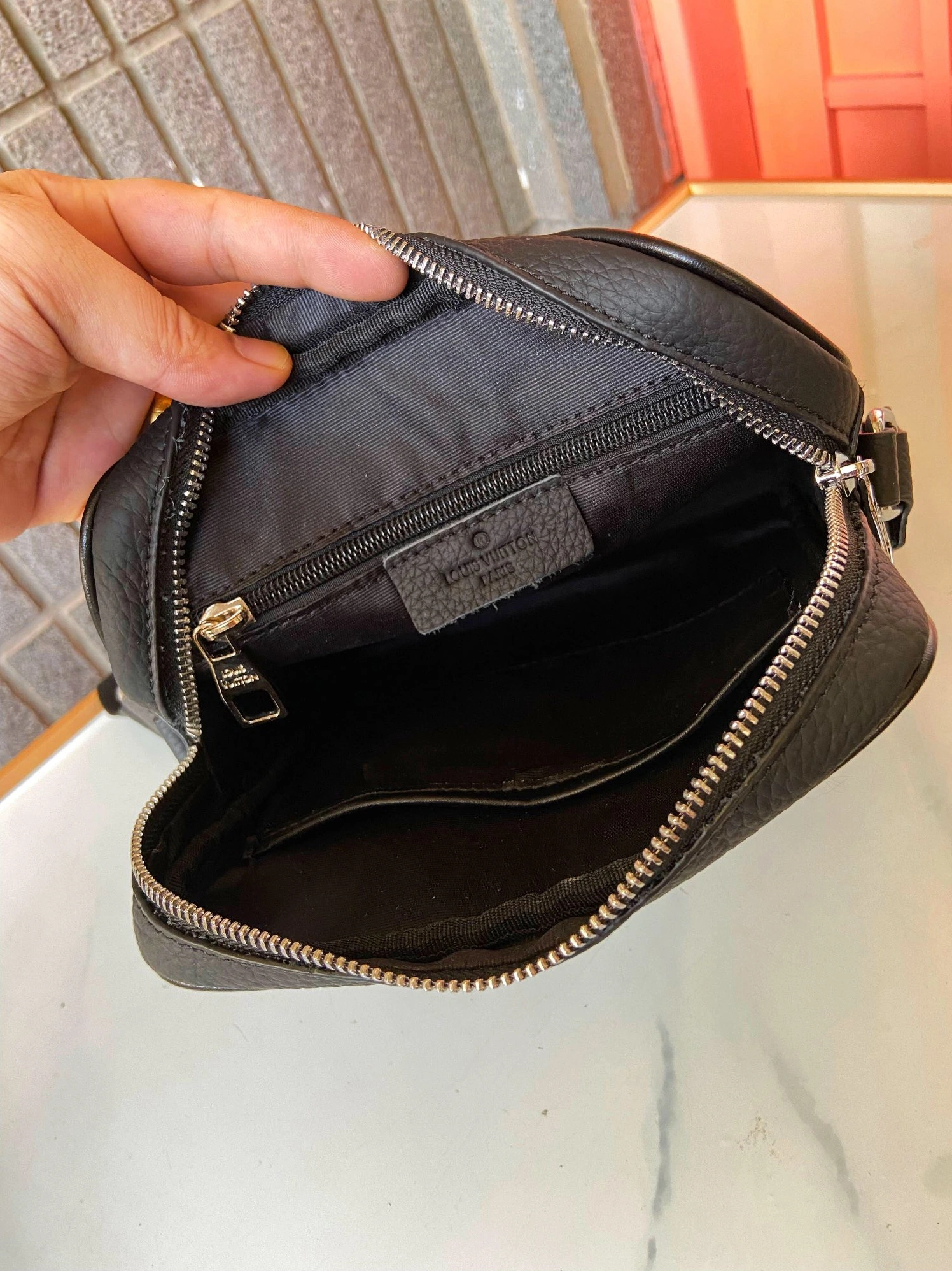 Unique 2081 Louis Vuitton AAA Man Messenger Bags