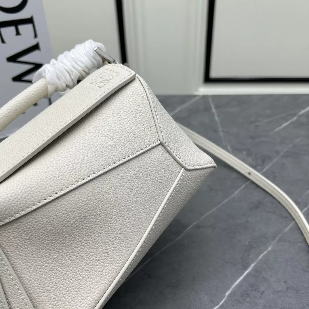 Unique 244 LOEWE AAA Quality Messenger Bags For Women