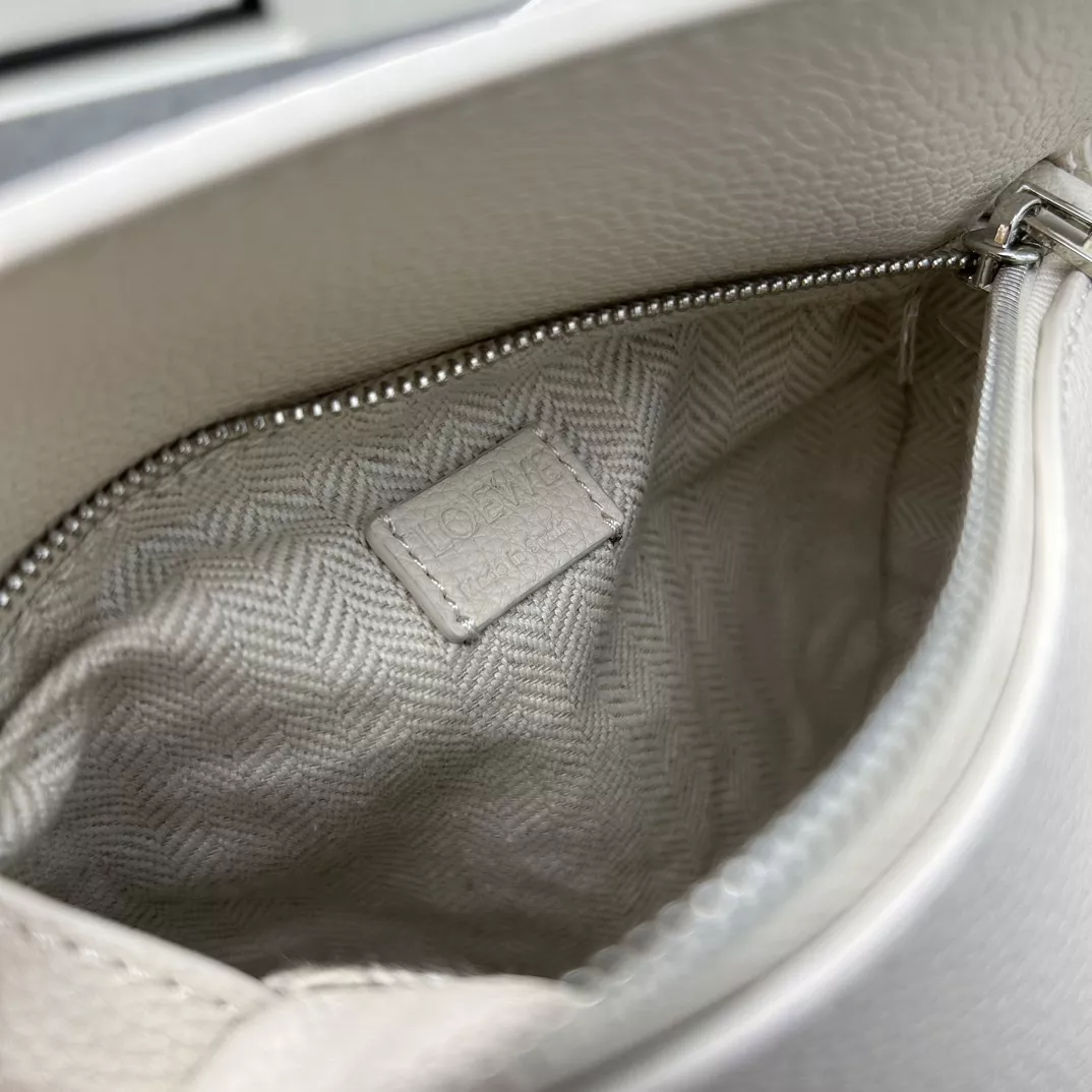 Unique 244 LOEWE AAA Quality Messenger Bags For Women