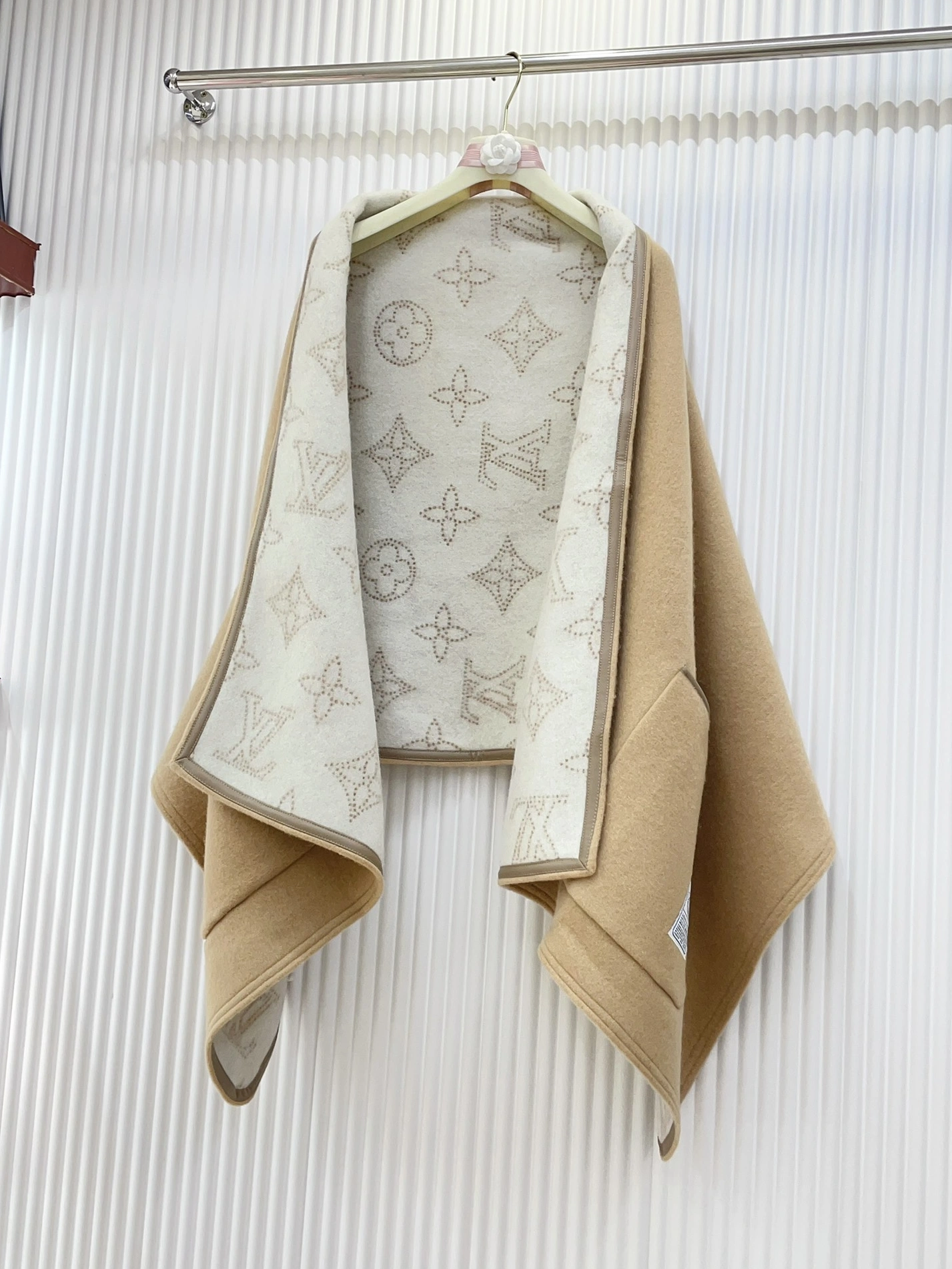 Unique 2588 Louis Vuitton Poncho