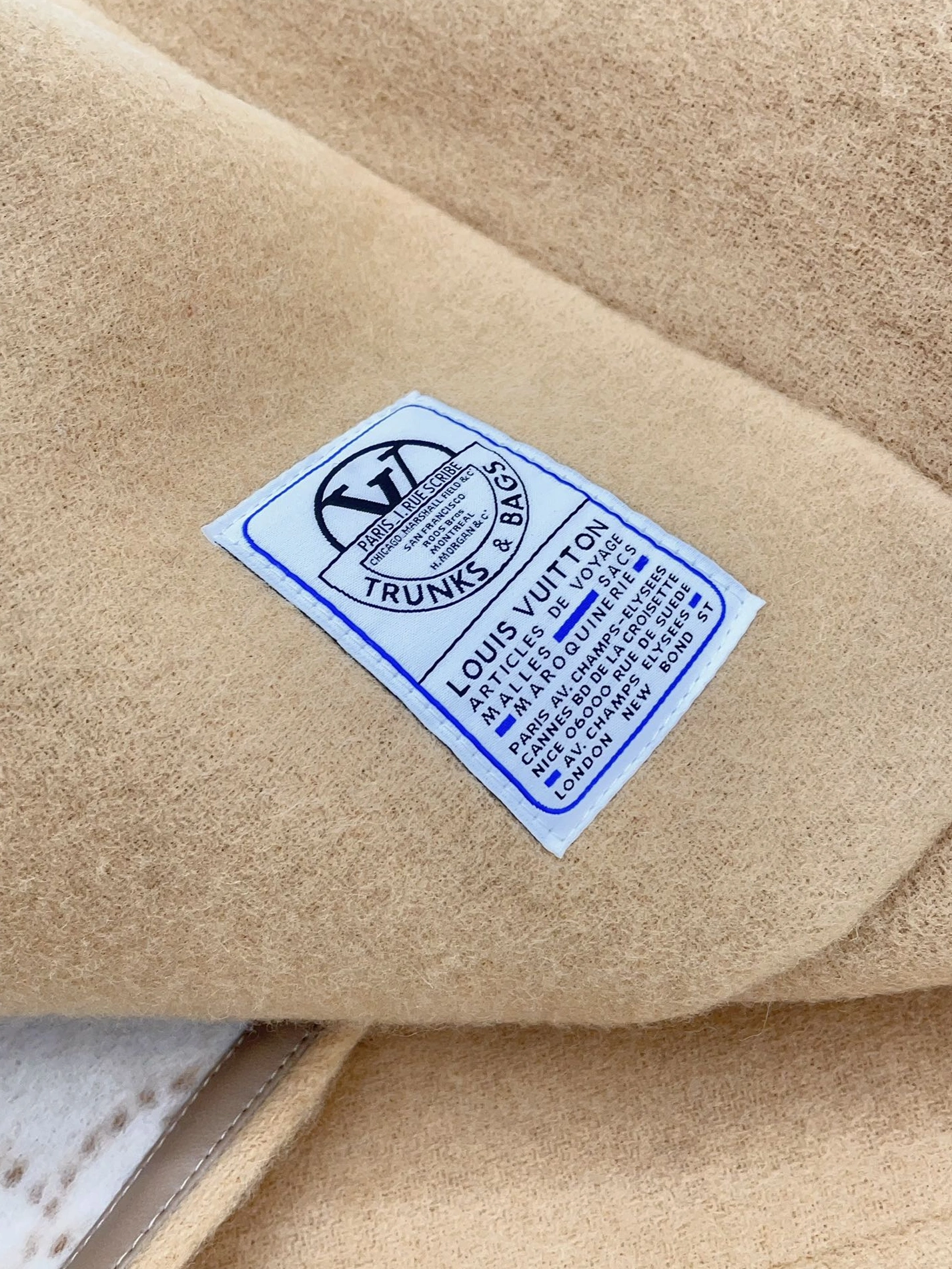 Unique 2588 Louis Vuitton Poncho