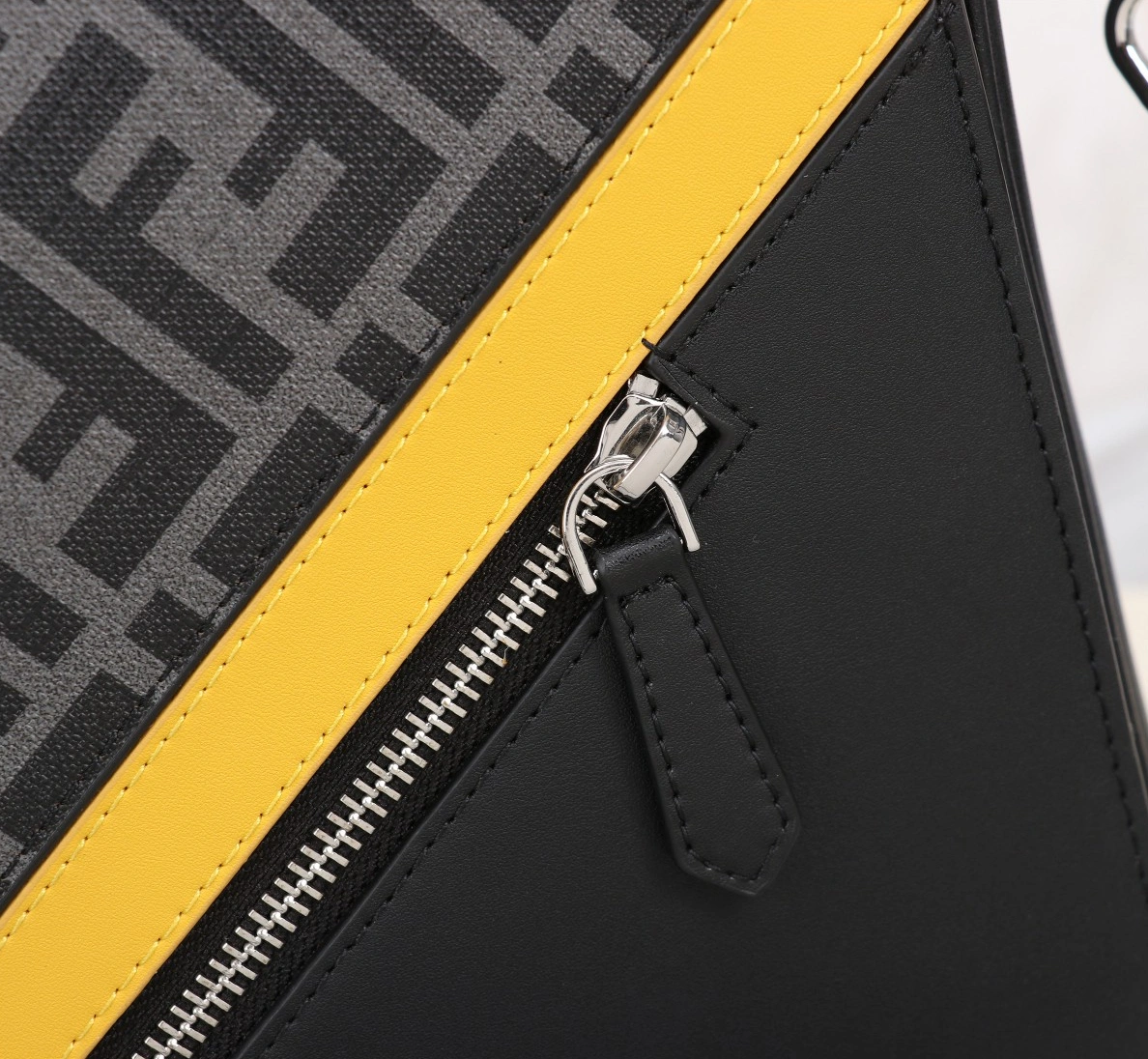 Unique 2976 Fendi AAA Man Messenger Bags