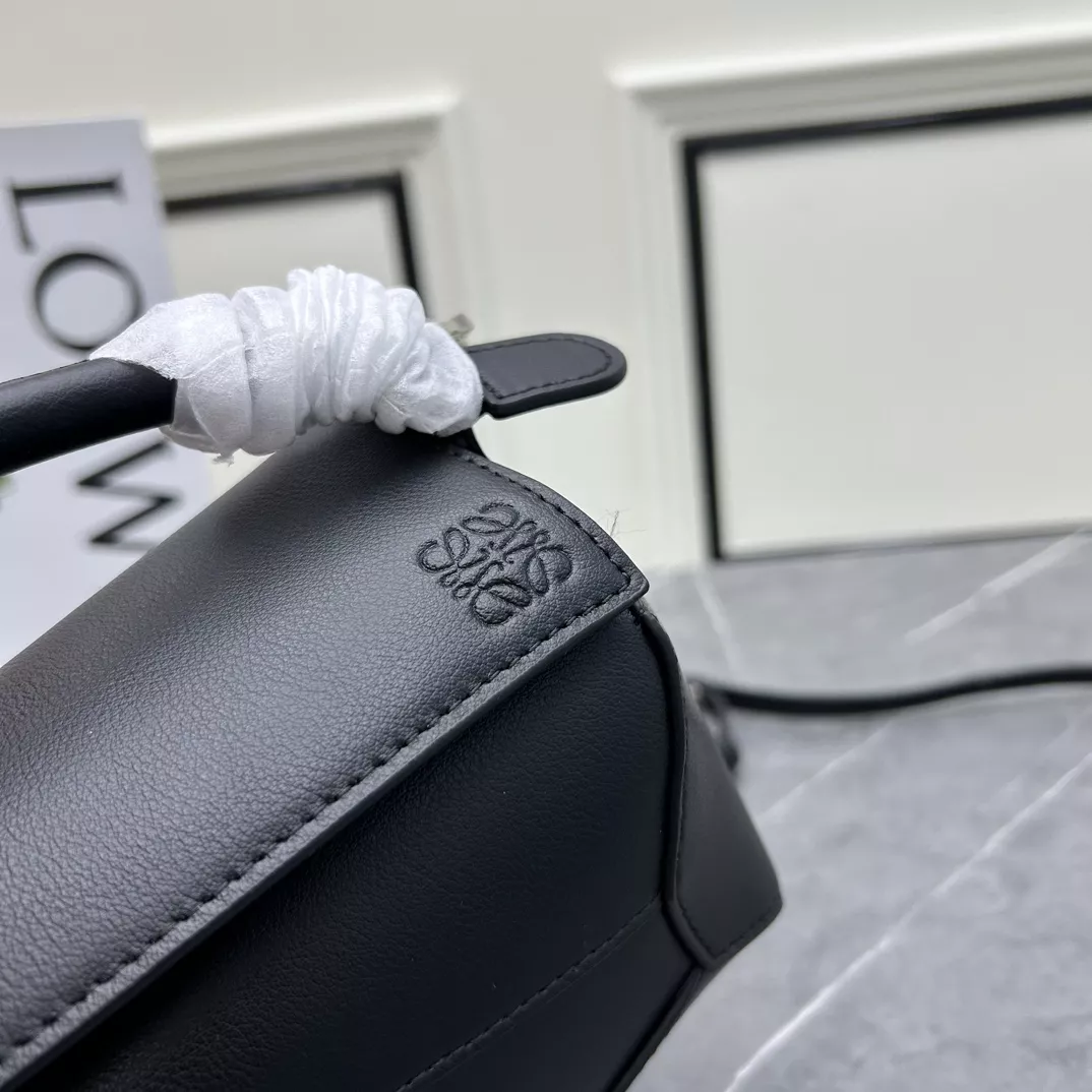 Unique 3921 LOEWE AAA Quality Messenger Bags For Women