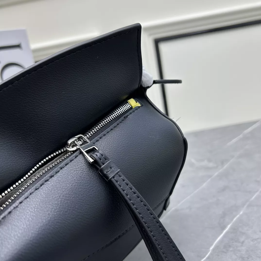 Unique 3921 LOEWE AAA Quality Messenger Bags For Women