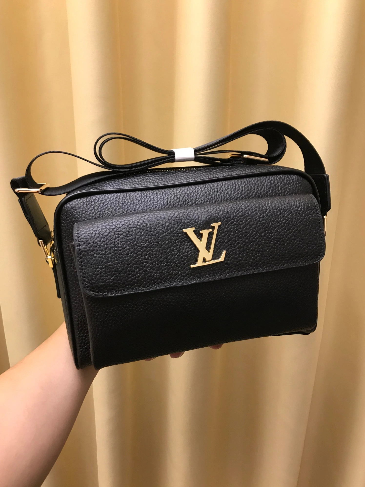 Unique 3974 Louis Vuitton AAA Man Messenger Bags